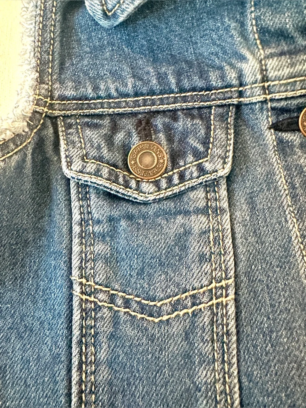 GAP girl’s Denim vest. frayed sleeveless edges, chest flap pocket.  Size 4T.
